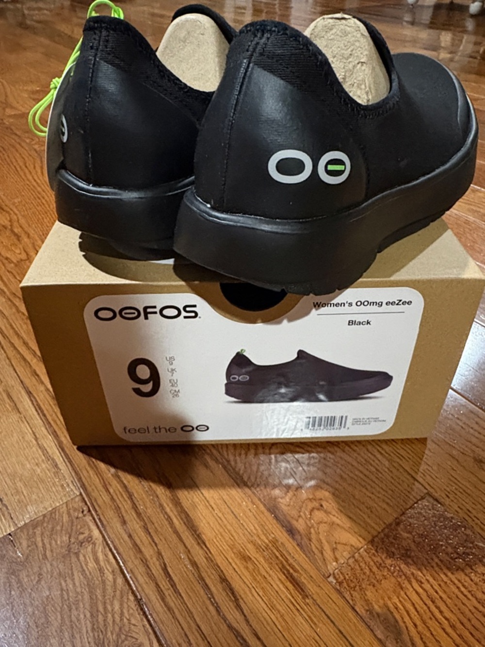 OOFOS Womens Black Slip-On Sneakers with Lime Pull Tabs - Picture 2 of 3